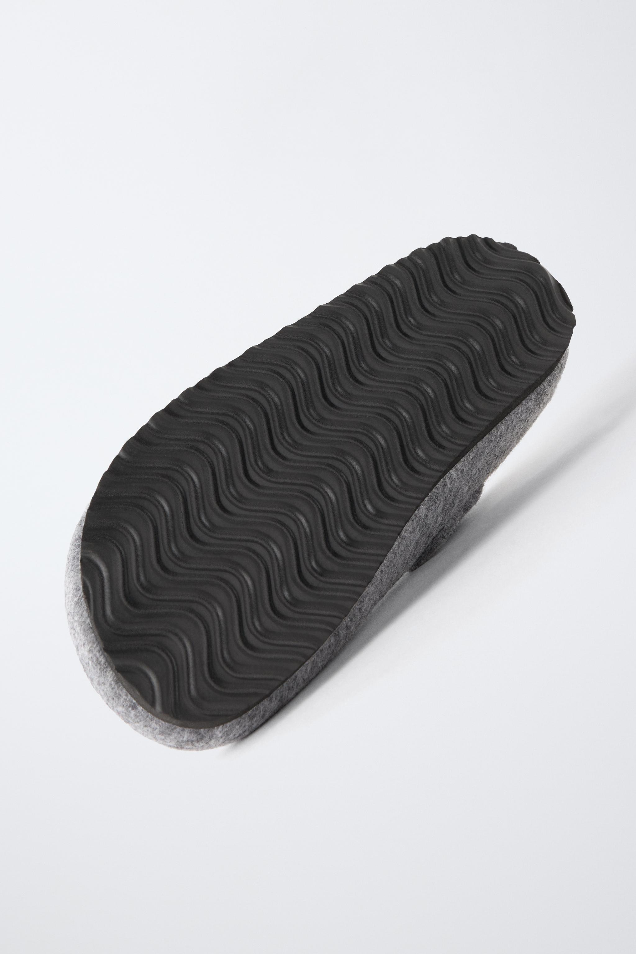 FELT CLOG